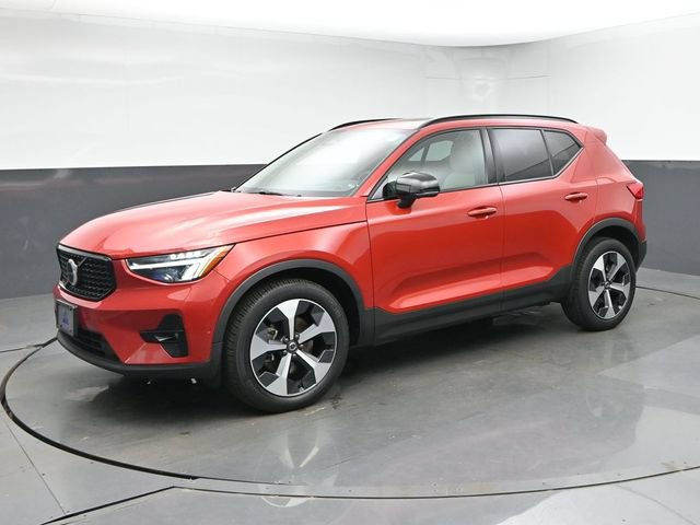 Used 2023 Volvo XC40 B5 Plus w/ Driver Assist Package AWD/4WD image 4