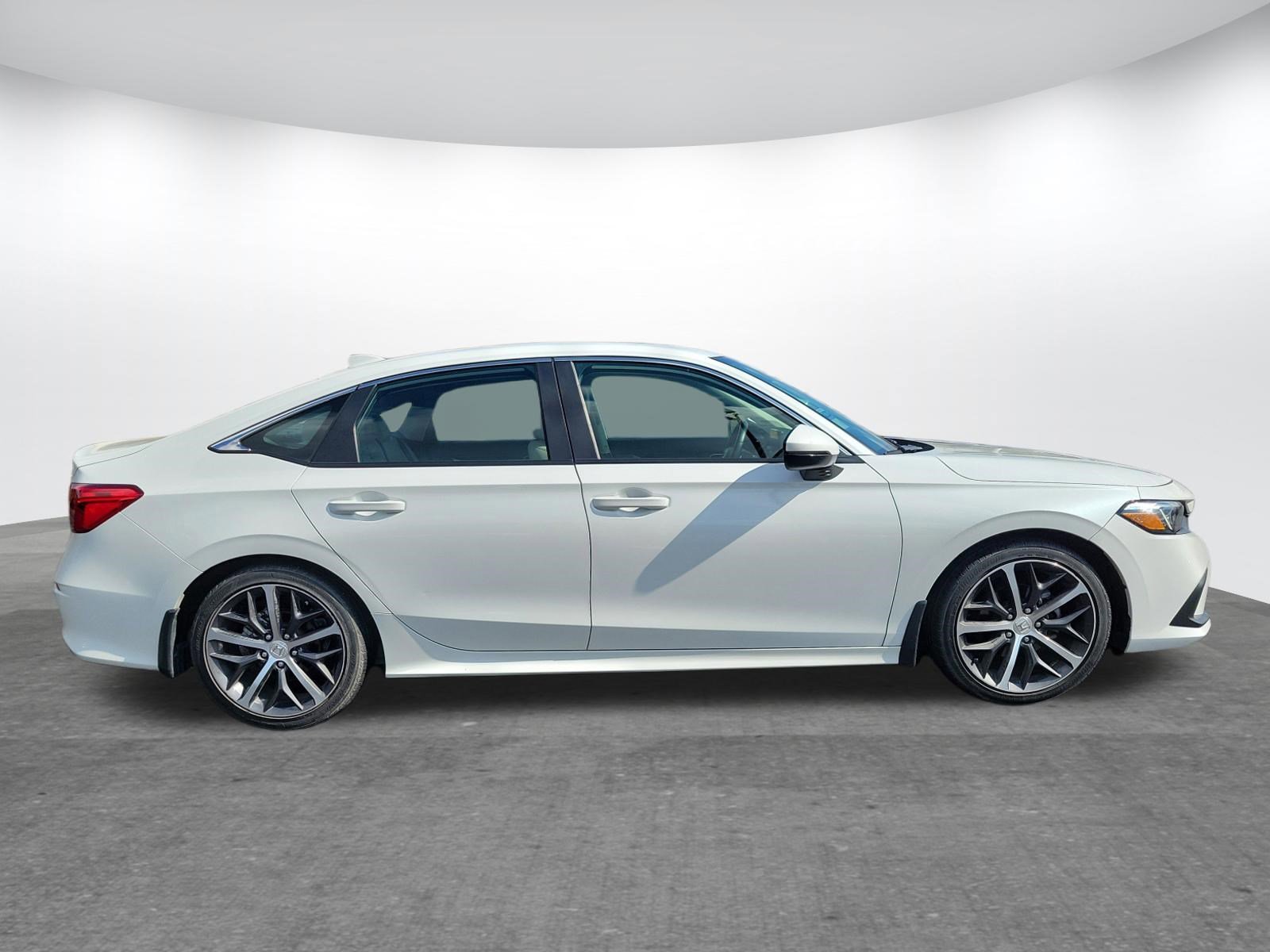Used 2022 Honda Civic Touring image 2