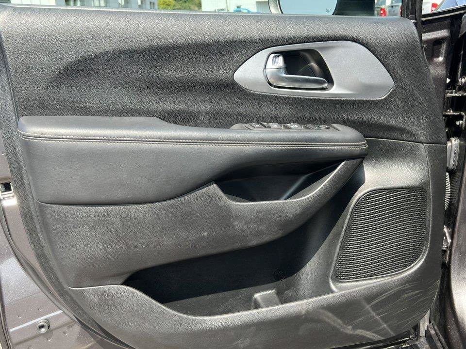 Used 2023 Chrysler Pacifica Touring FWD image 14