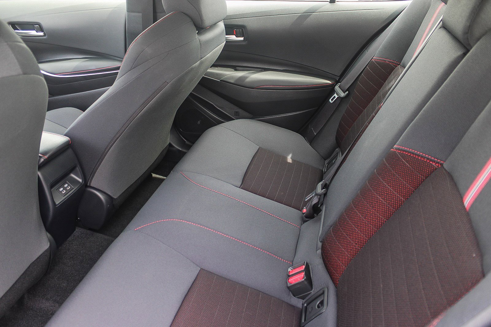 Used 2025 Toyota Corolla SE w/ Convenience Package image 19