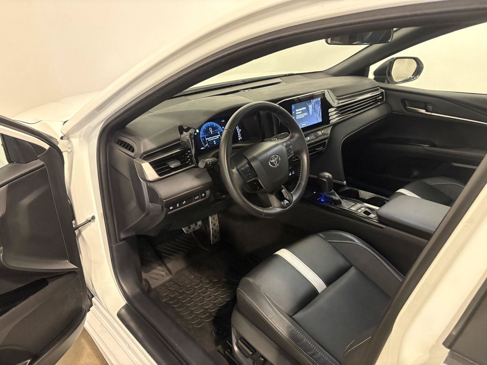 Used 2025 Toyota Camry SE FWD image 14