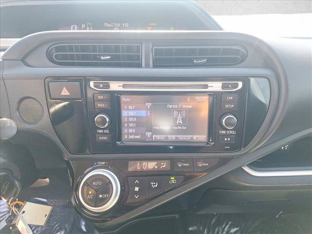 Used 2015 Toyota Prius C Two w/ Preferred Accessory Package FWD image 13