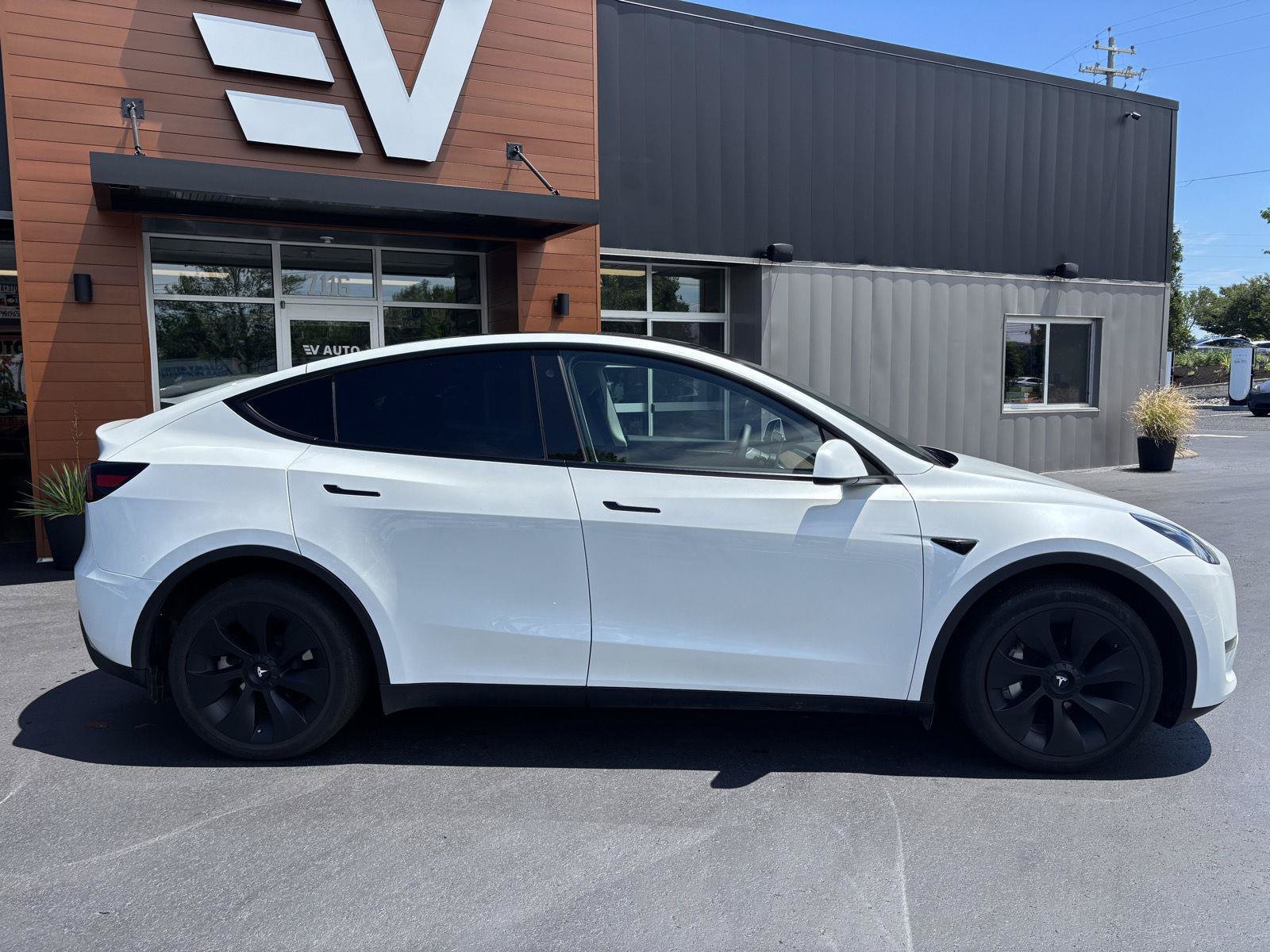 Used 2023 Tesla Model Y Long Range AWD/4WD image 2