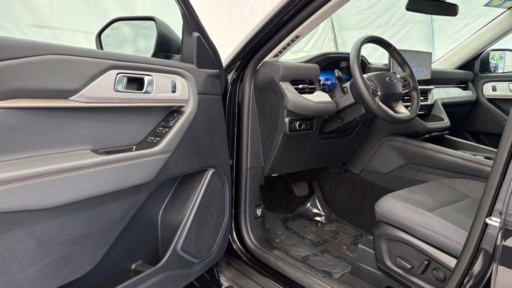 Used 2025 Ford Explorer Active AWD/4WD image 43