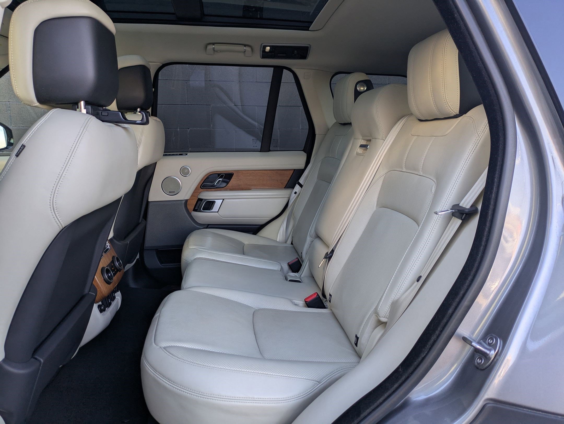 Used 2020 Land Rover Range Rover HSE image 24