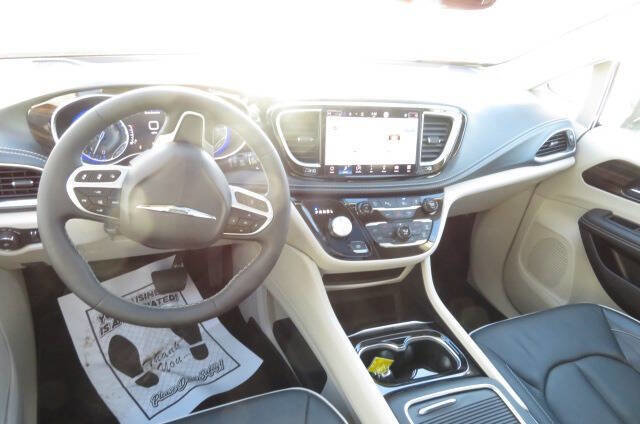 Used 2024 Chrysler Pacifica Limited w/ Trailer Tow Group image 15