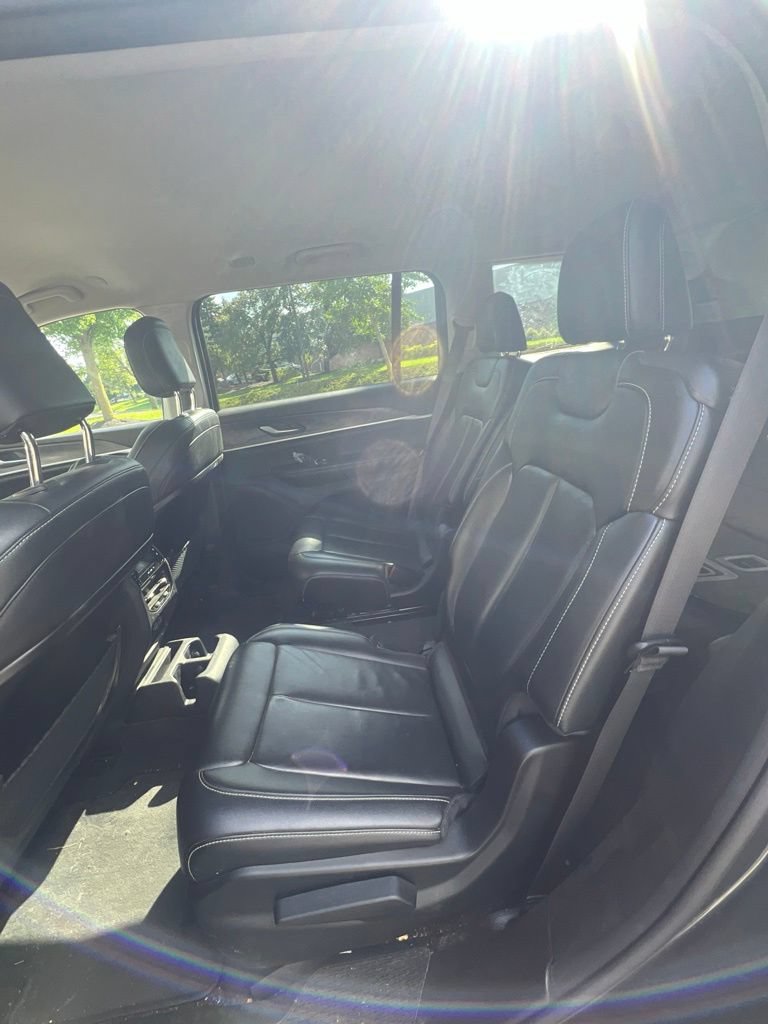Used 2023 Jeep Grand Cherokee L Limited w/ Black Appearance Package AWD/4WD image 13