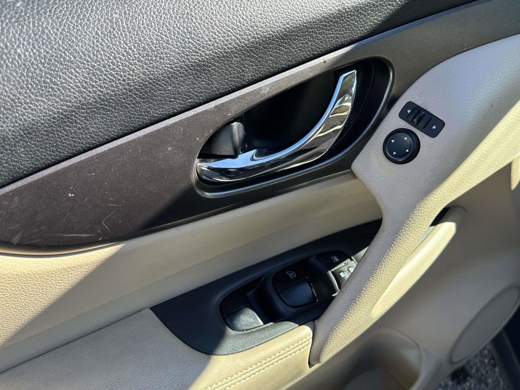 Used 2016 Nissan Rogue SV image 16