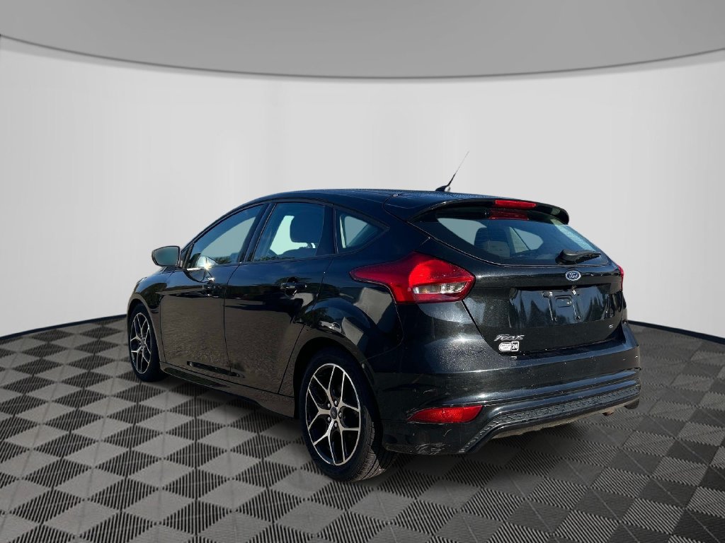 Used 2015 Ford Focus SE w/ SE Sport Package FWD image 3