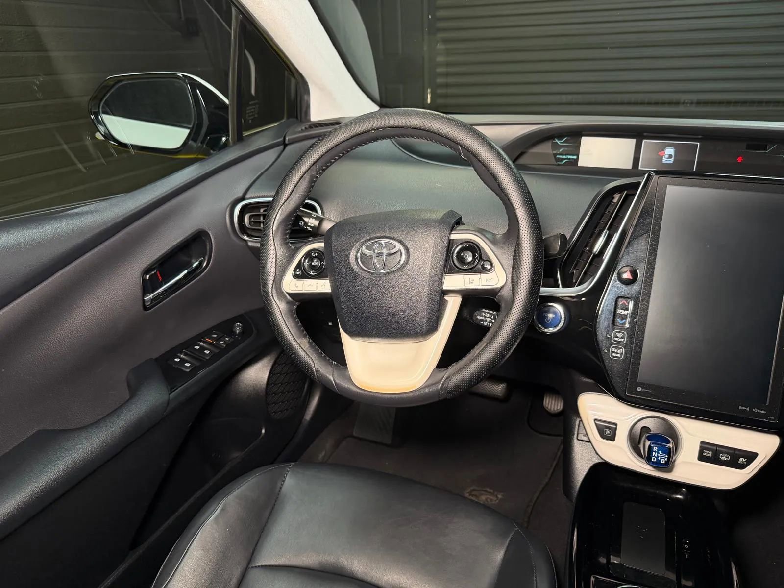Used 2017 Toyota Prius Prime Premium w/ Preferred Accessory Package FWD image 15