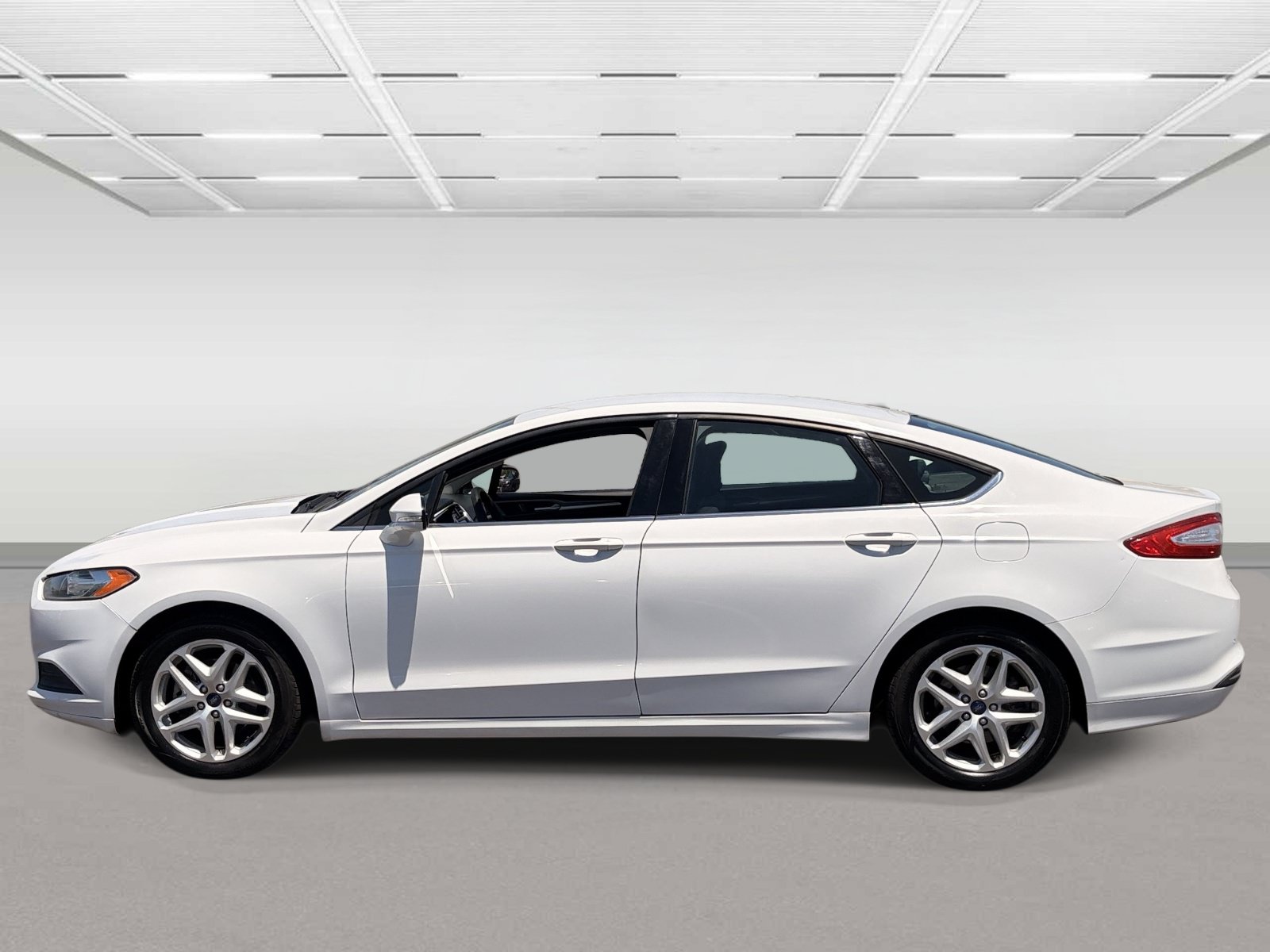 Used 2016 Ford Fusion SE FWD image 2