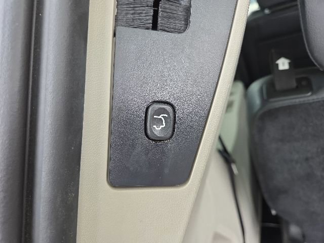 Used 2016 Chrysler Town & Country Touring-L FWD image 35