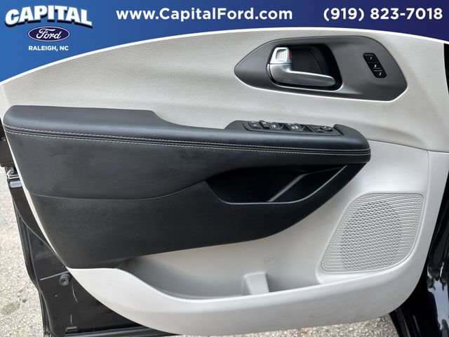 Used 2023 Chrysler Pacifica Touring-L FWD image 20