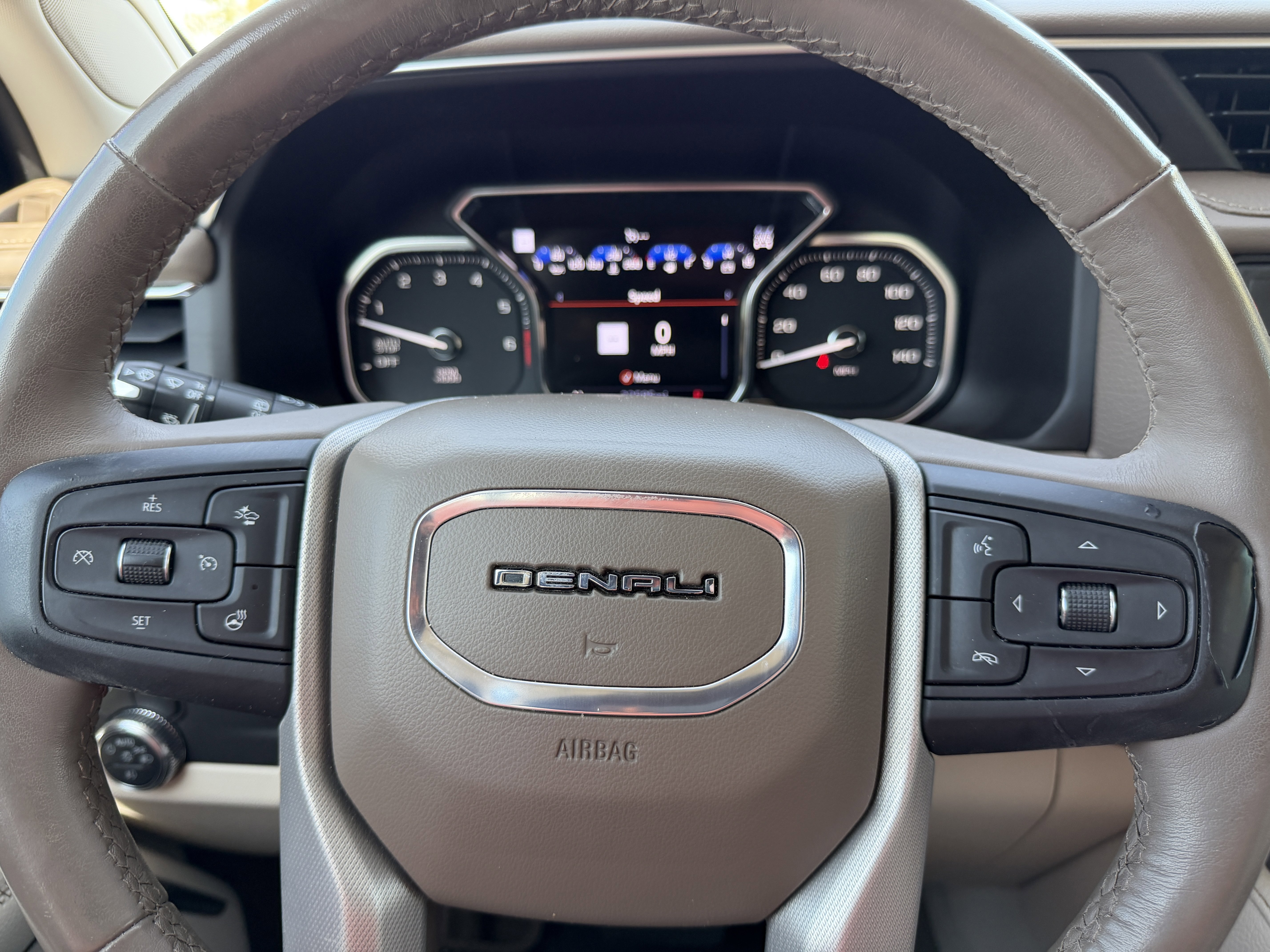 Used 2021 GMC Yukon Denali w/ Denali Premium Package image 32