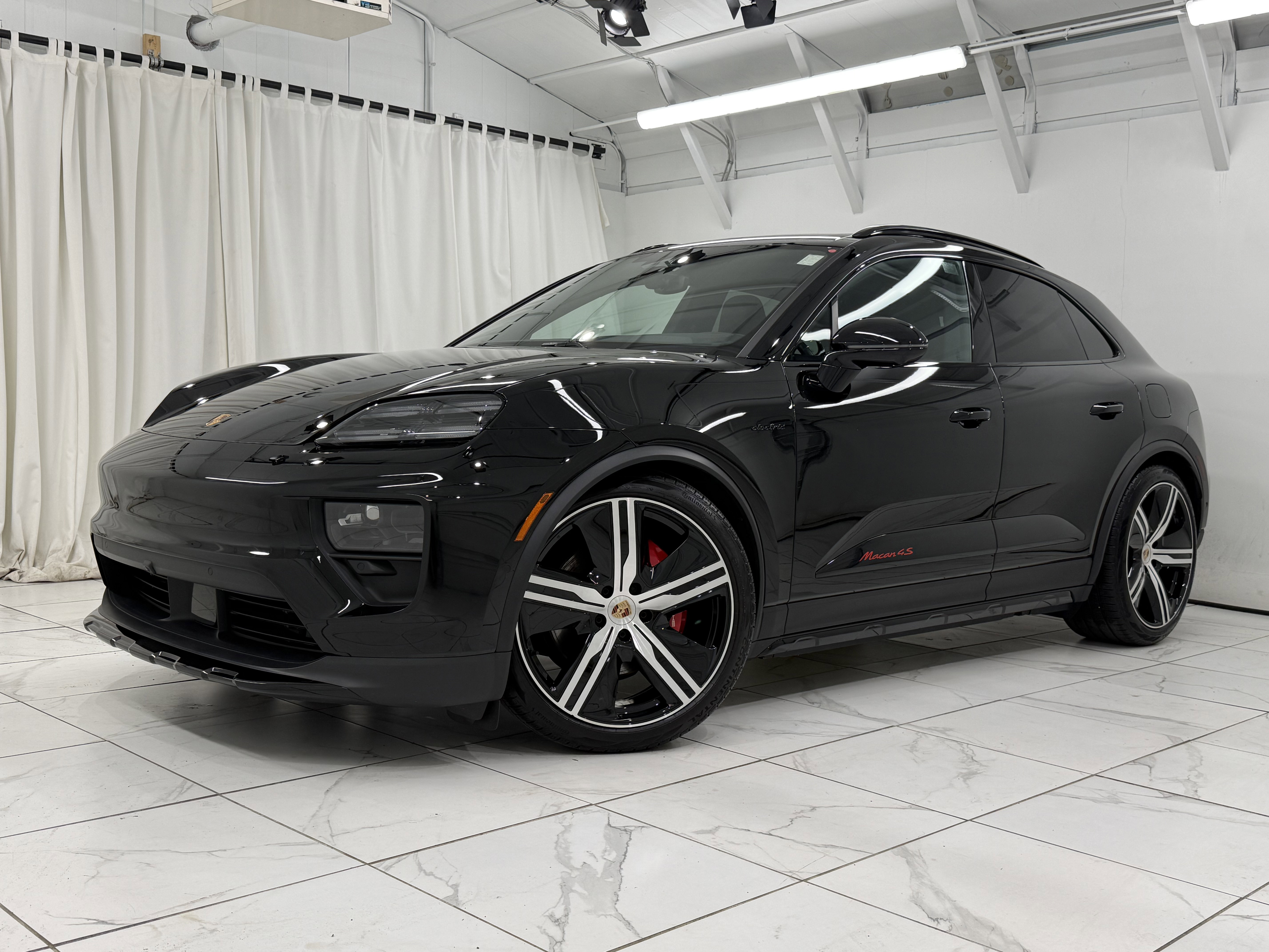 Certified 2025 Porsche Macan 4S Electric AWD/4WD image 1