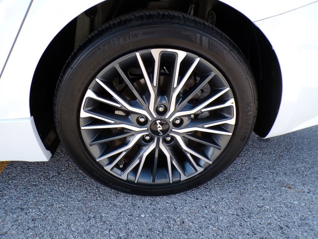 Used 2023 Kia Forte GT-Line w/ GT-Line Premium Package FWD image 9