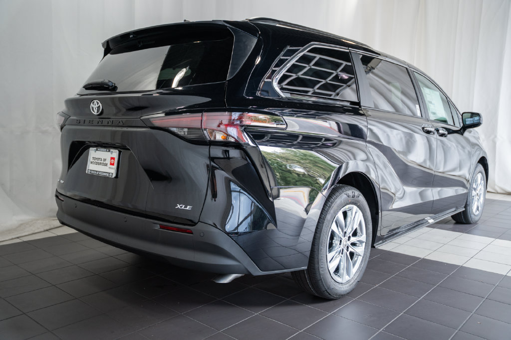 New 2026 Toyota Sienna XLE AWD/4WD image 4