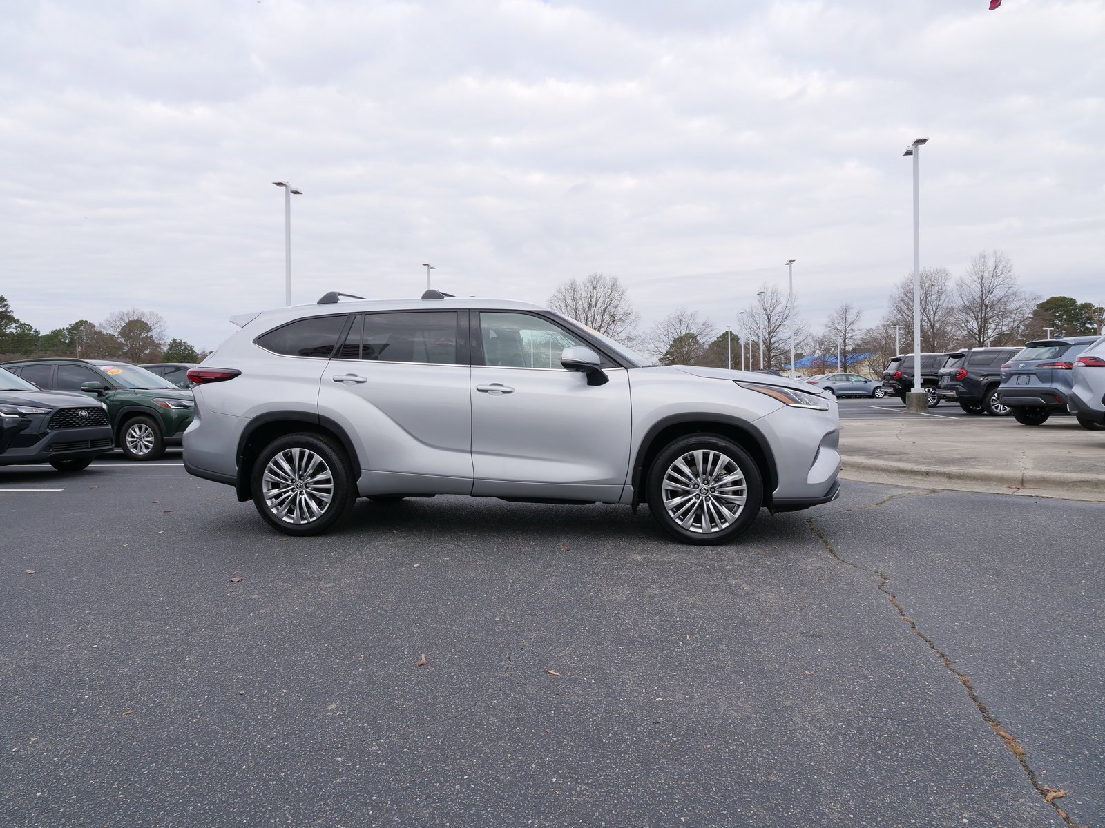 Used 2024 Toyota Highlander Platinum image 2