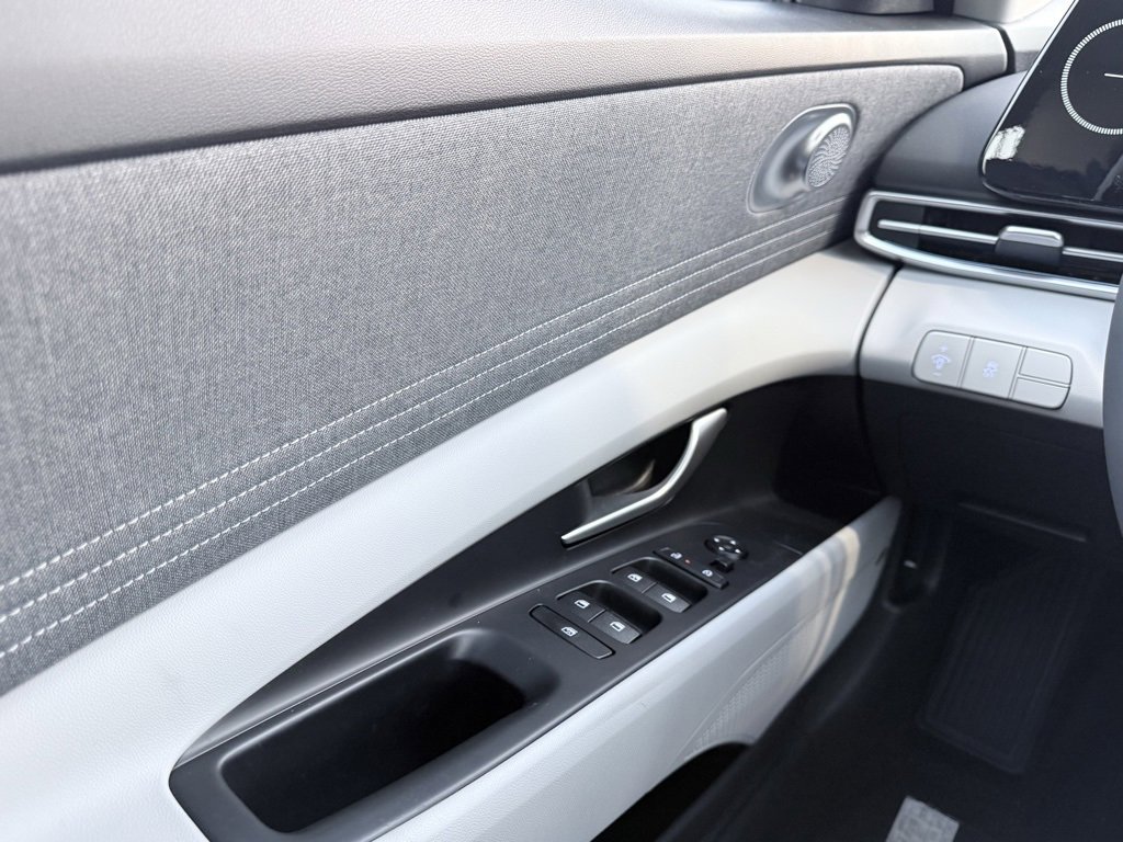 New 2025 Hyundai Elantra Limited image 10