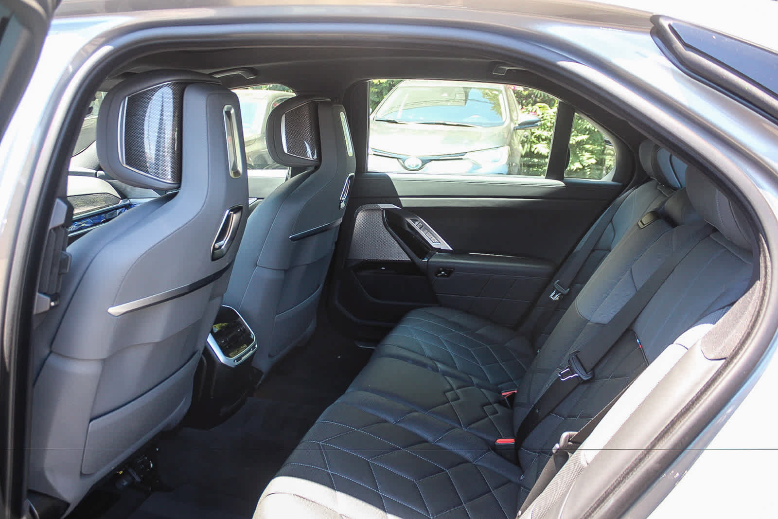 Used 2023 BMW i7 xDrive60 AWD/4WD image 17
