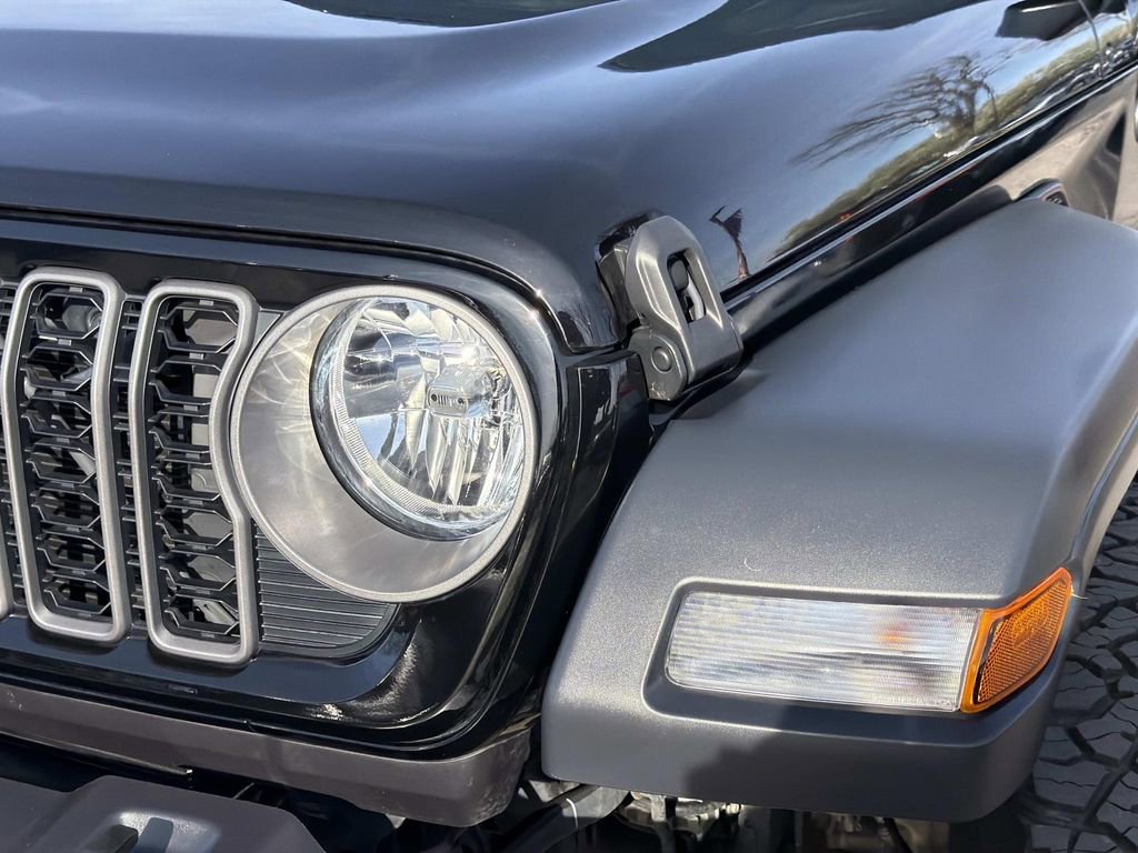 Used 2025 Jeep Gladiator Sport image 10