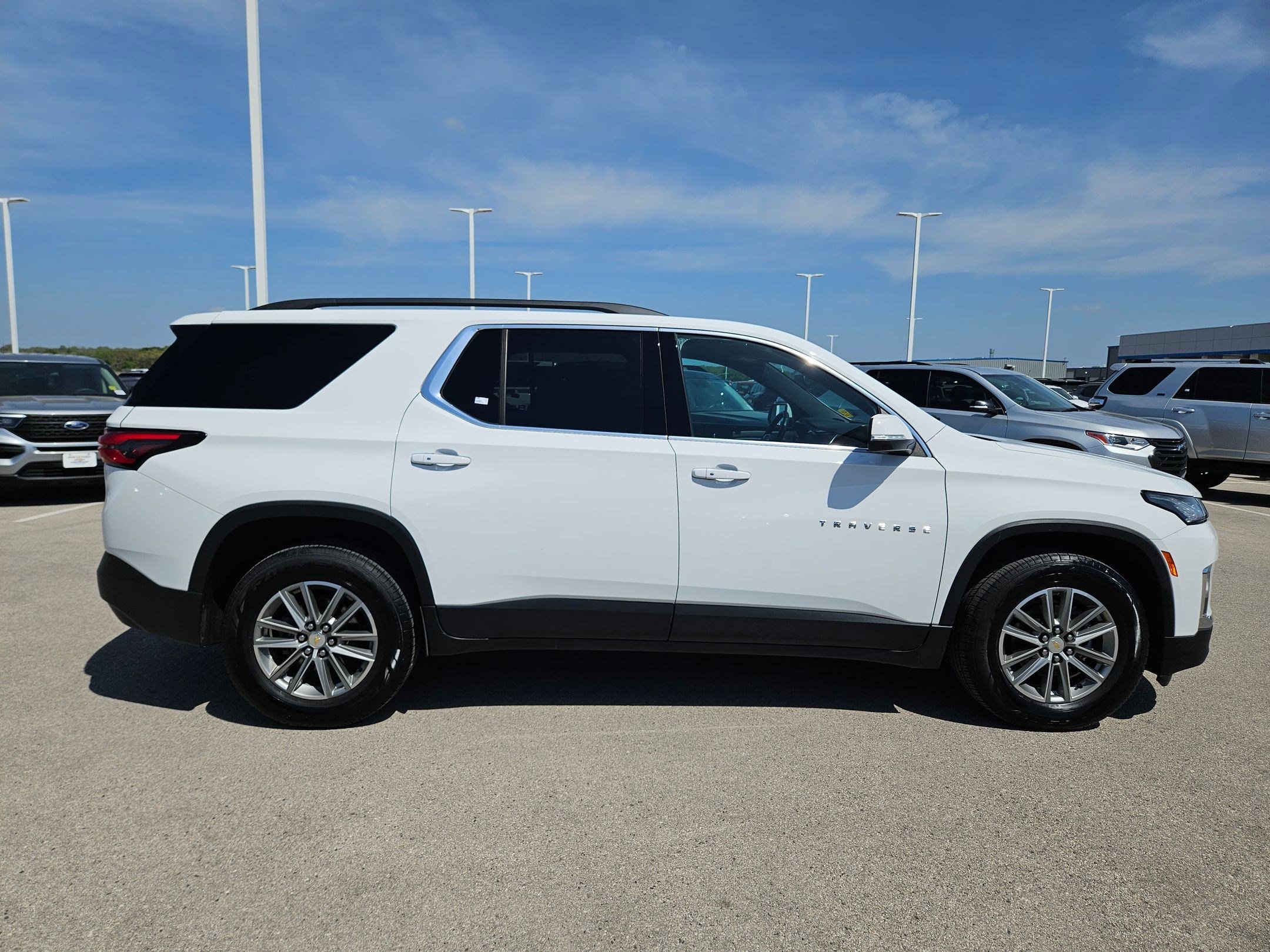 Used 2023 Chevrolet Traverse LT image 2