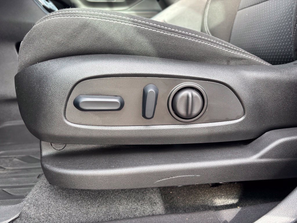 Used 2024 GMC Terrain SLE w/ Driver Convenience Package FWD image 16