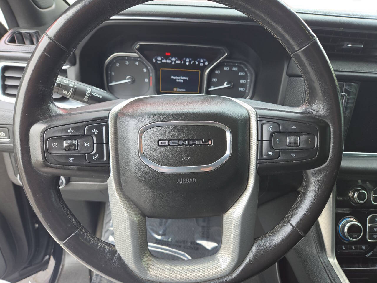 Used 2021 GMC Yukon Denali w/ Advanced Technology Package AWD/4WD image 17
