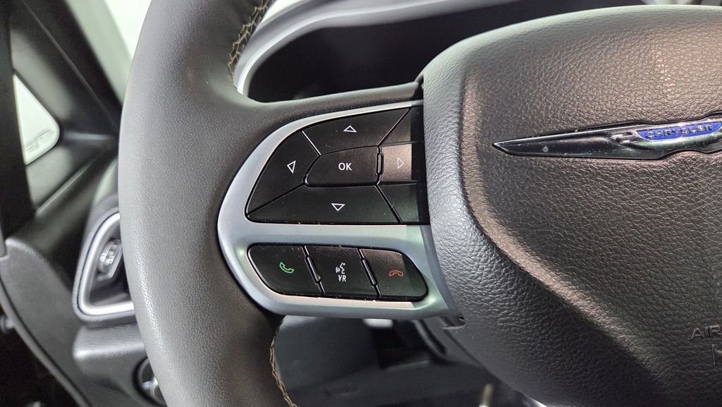Used 2025 Chrysler Pacifica Select image 18