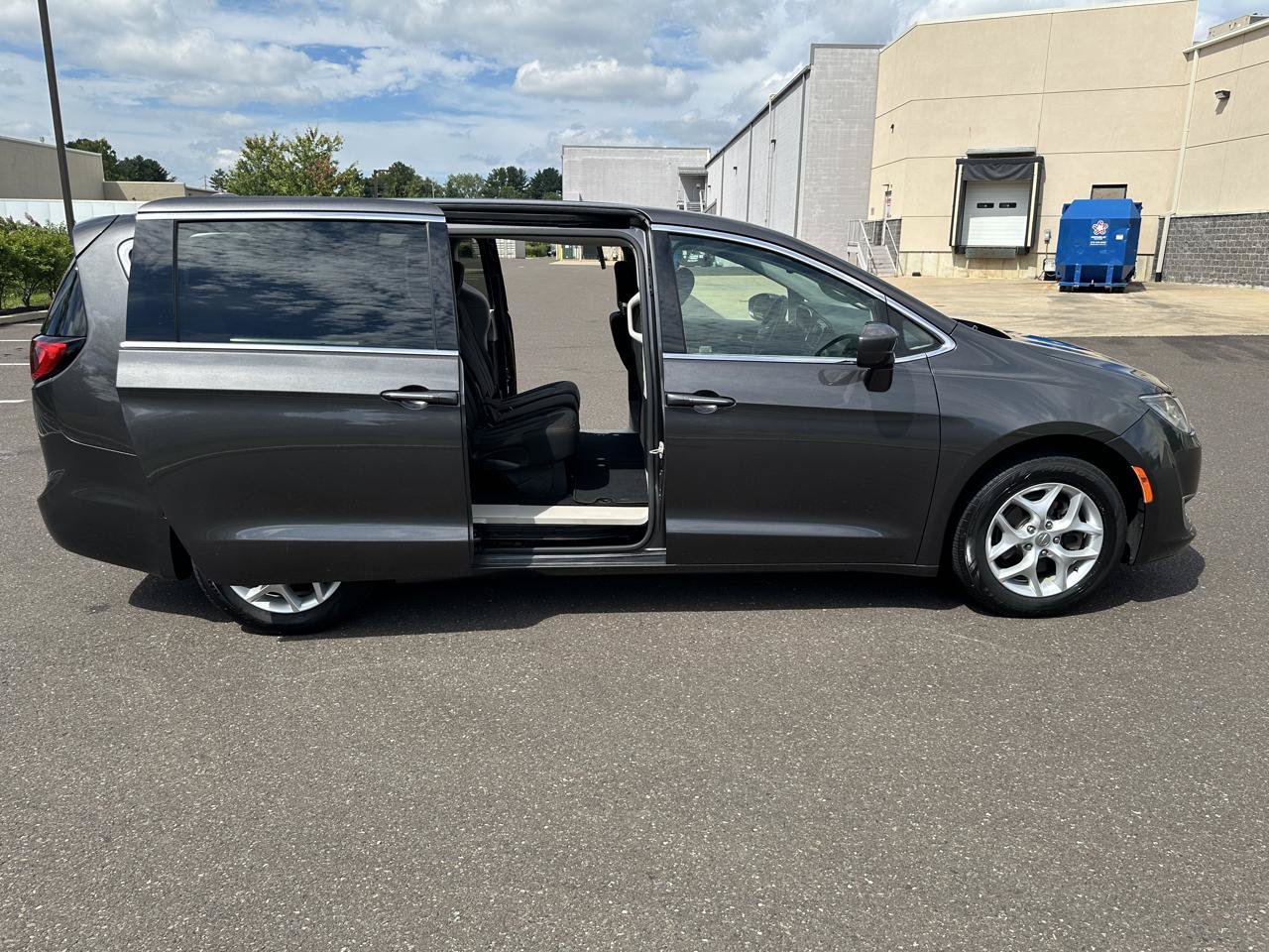 Used 2018 Chrysler Pacifica Touring Plus w/ Tire & Wheel Group FWD image 10