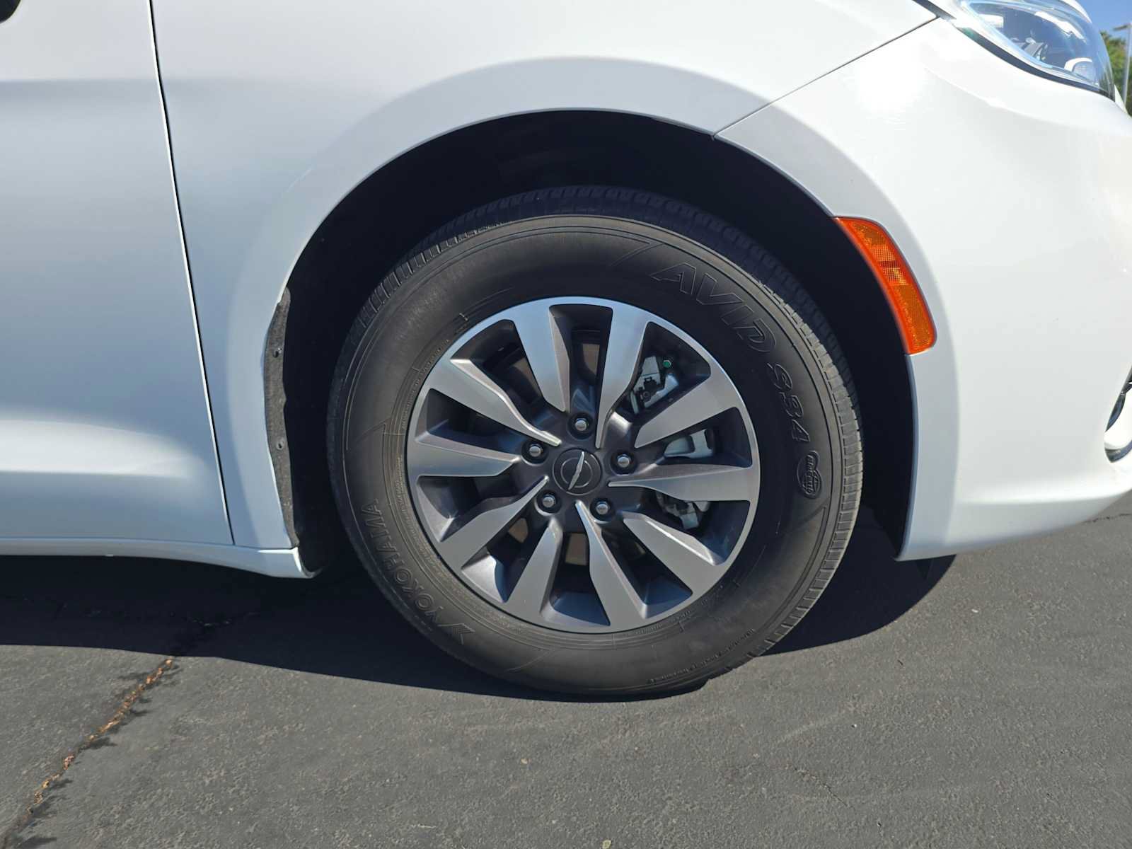 Used 2024 Chrysler Pacifica Limited FWD image 9