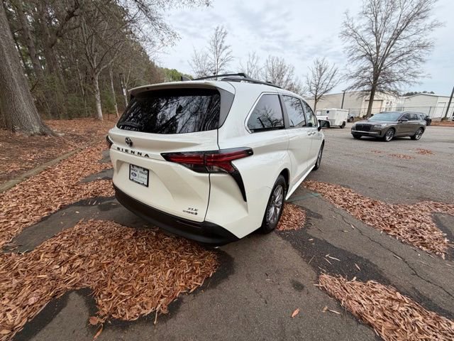 Used 2021 Toyota Sienna XLE image 18