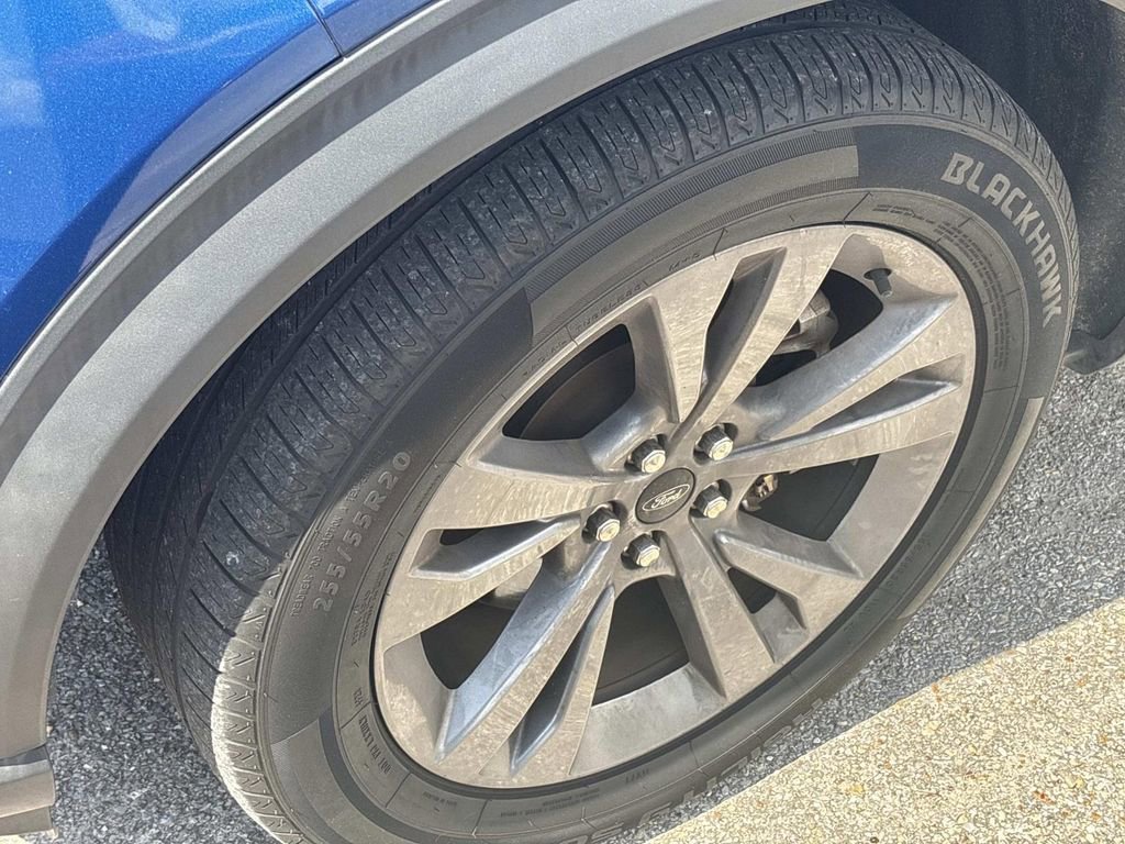 Used 2022 Ford Explorer XLT w/ Equipment Group 202A image 6