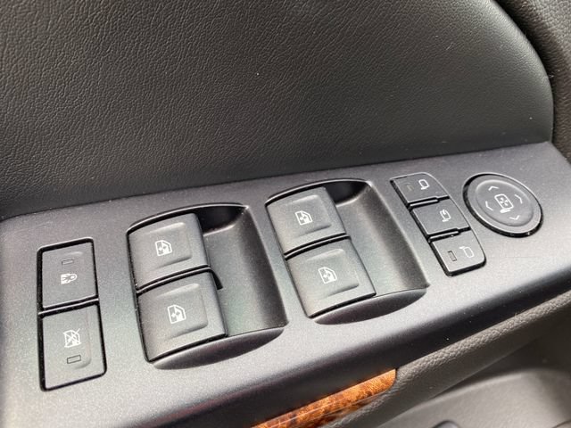 Used 2015 Chevrolet Suburban LTZ RWD image 18