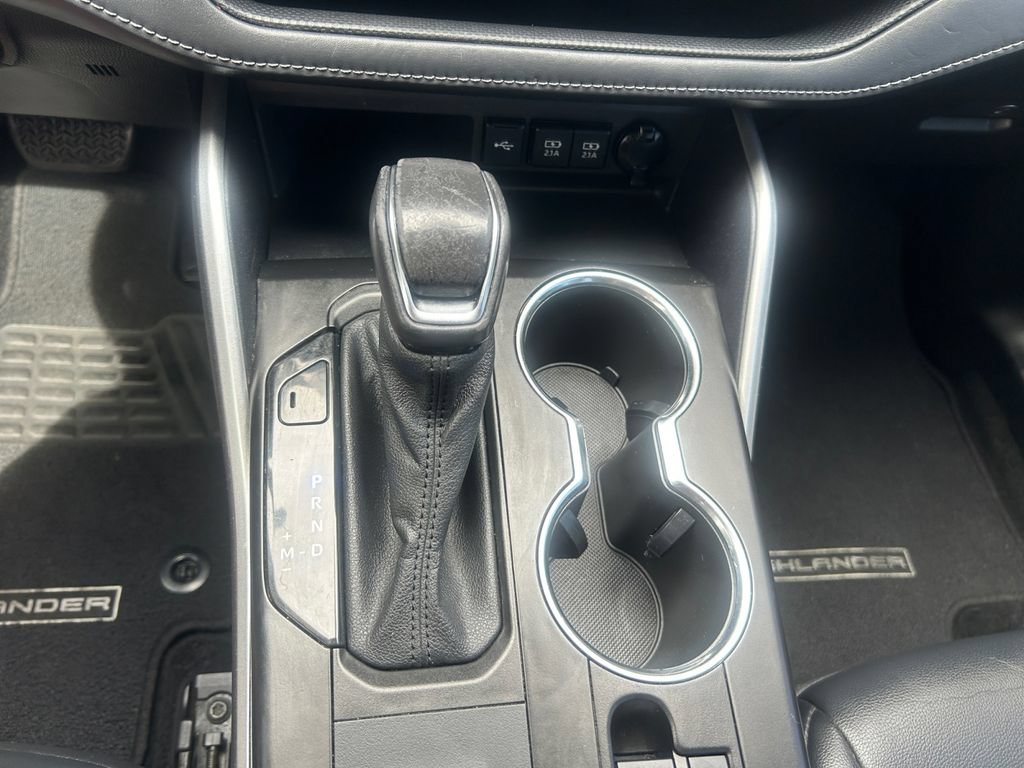 Used 2021 Toyota Highlander XLE FWD image 16