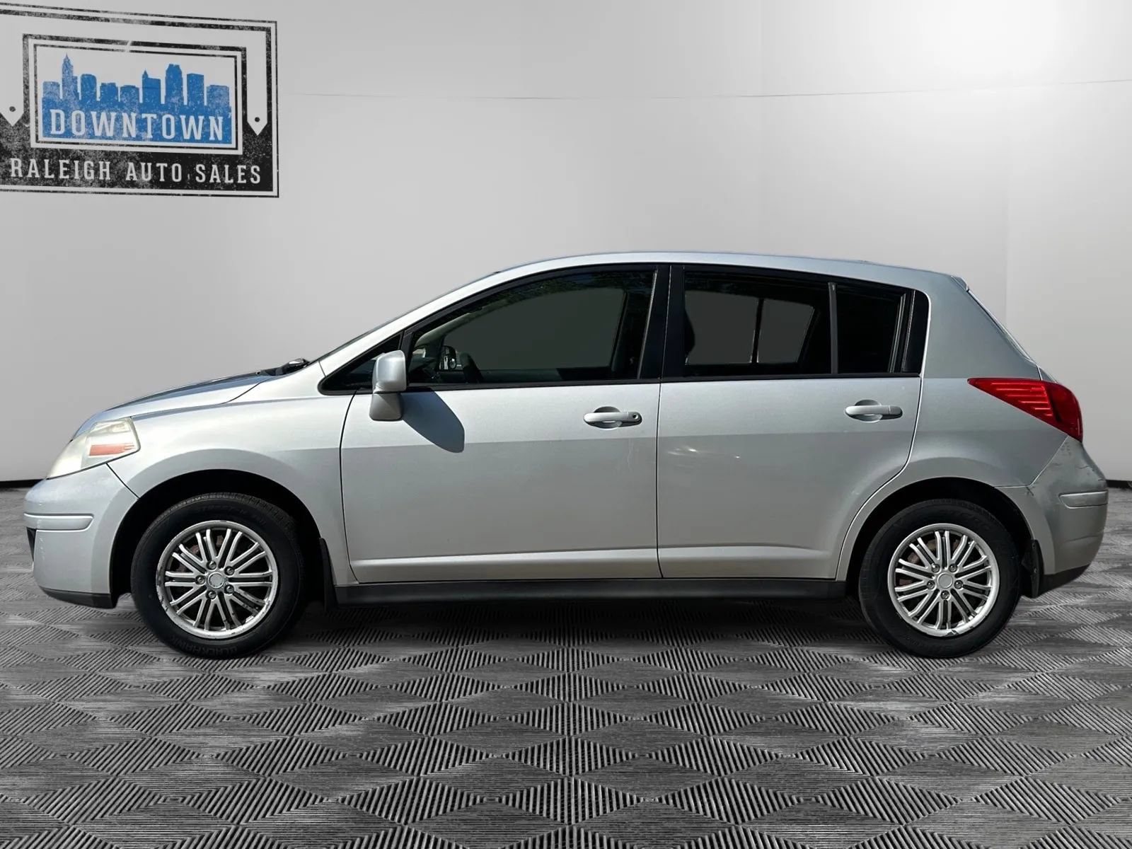 Used 2009 Nissan Versa 1.8 S w/ PWR Pkg FWD image 9