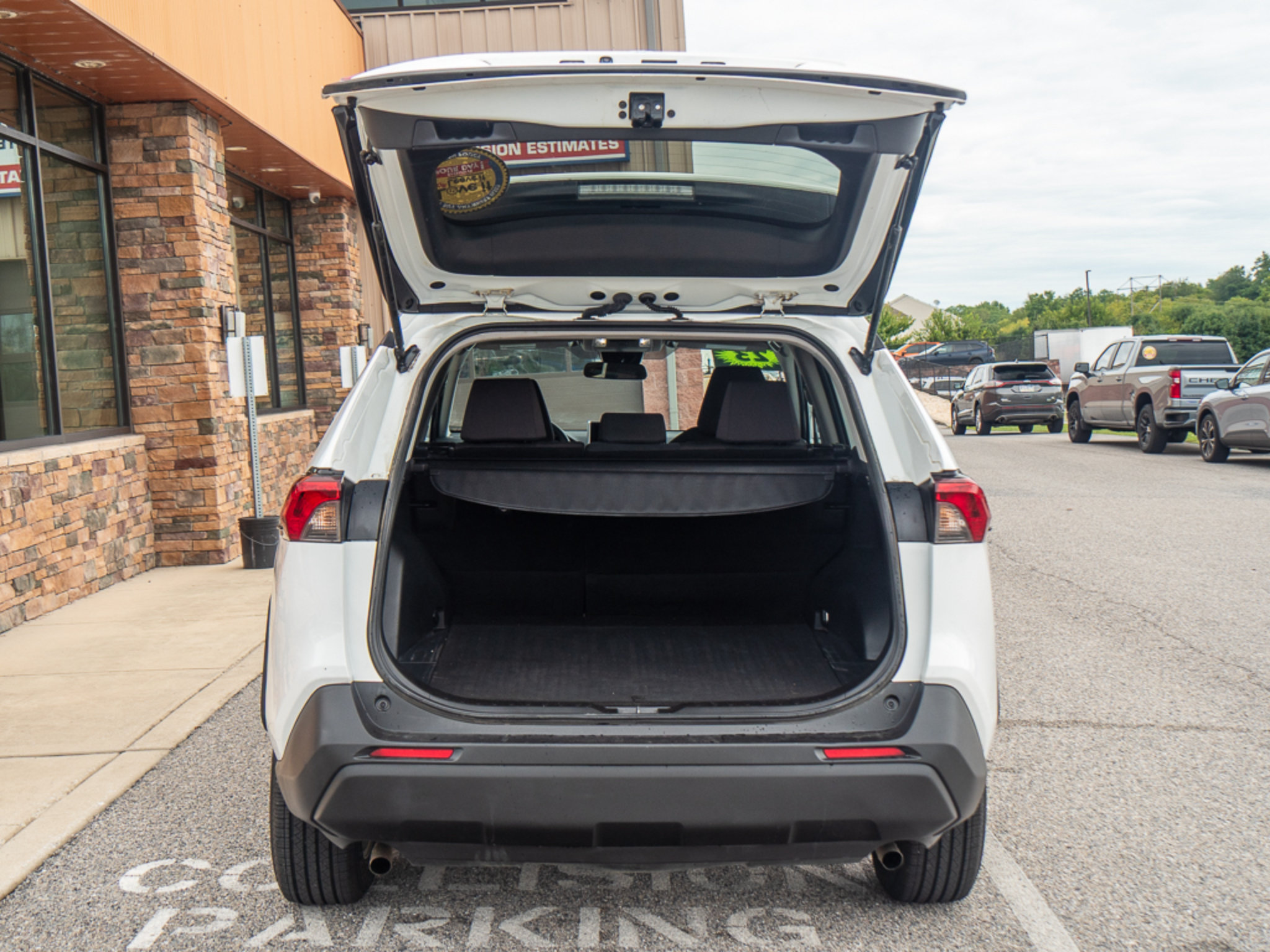 Used 2023 Toyota RAV4 XLE AWD/4WD image 27