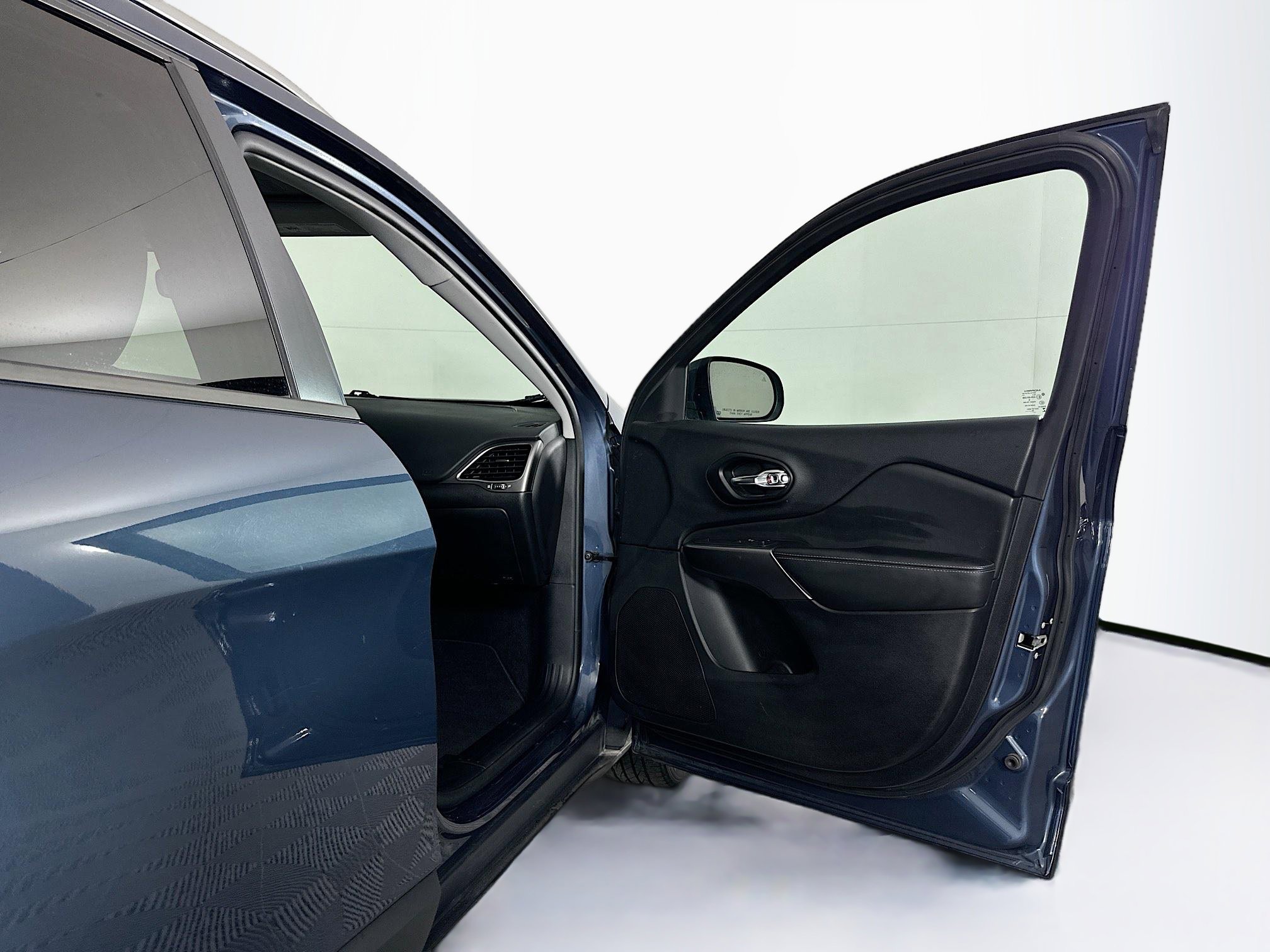 Used 2021 Jeep Cherokee Latitude image 30