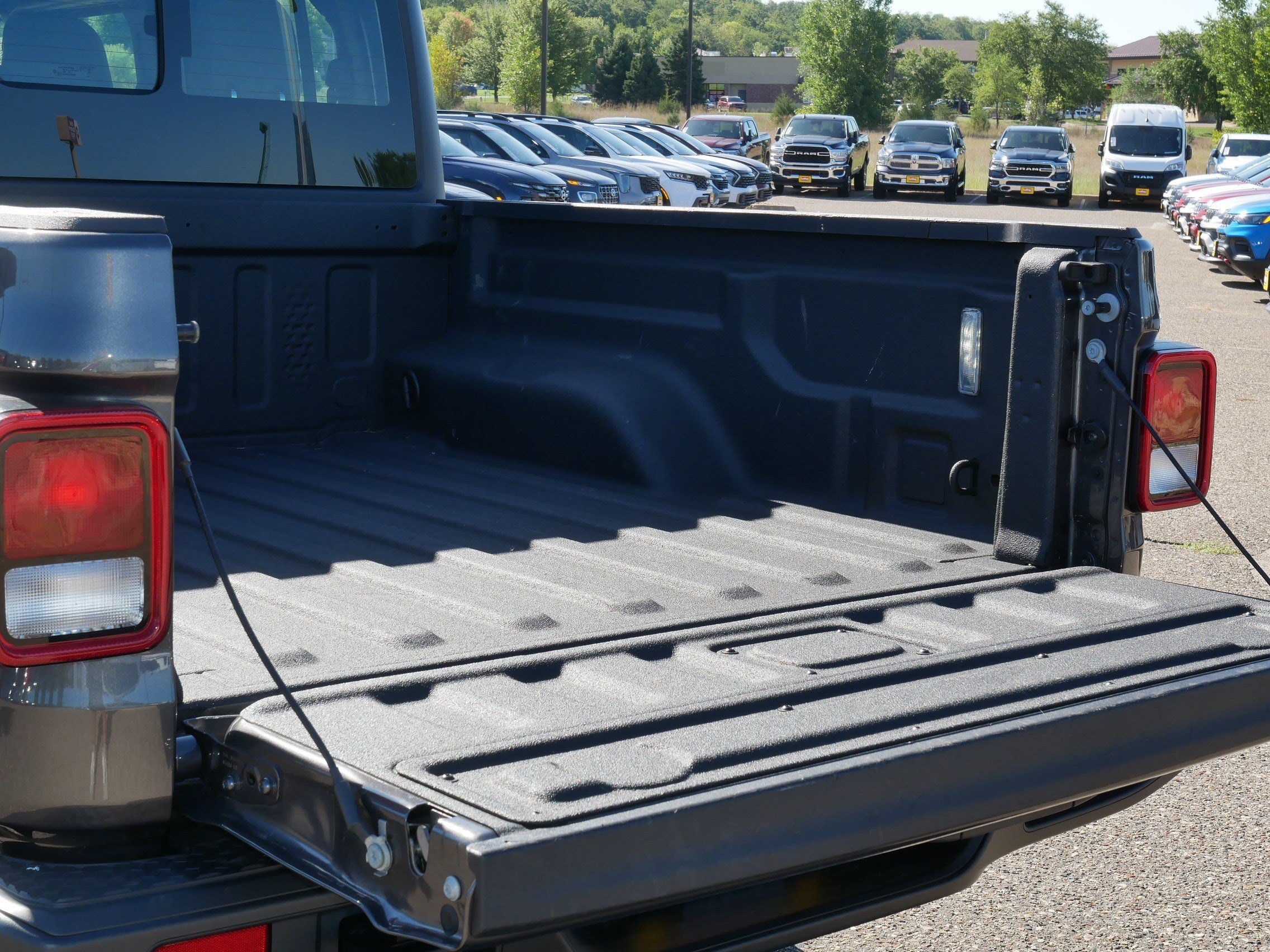Used 2025 Jeep Gladiator Sport AWD/4WD image 18