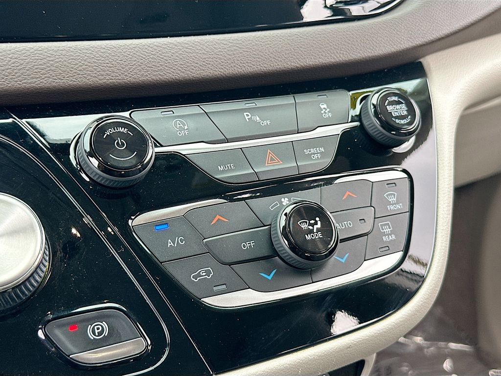 Used 2020 Chrysler Pacifica Touring image 15