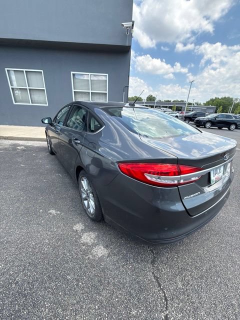 Used 2017 Ford Fusion SE w/ Fusion SE Technology Package FWD image 9
