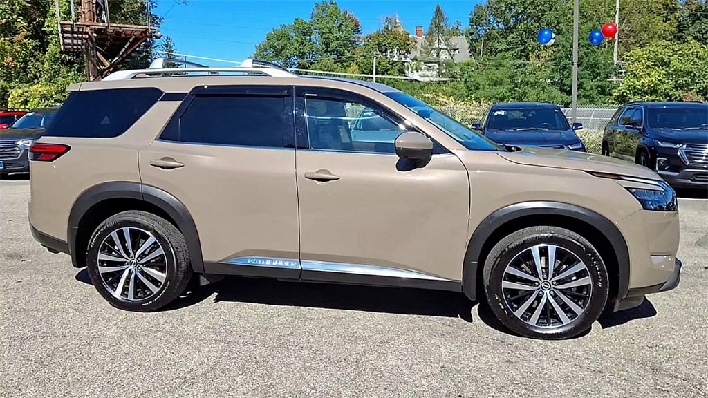 Used 2025 Nissan Pathfinder Platinum w/ Black Appearance Package image 9