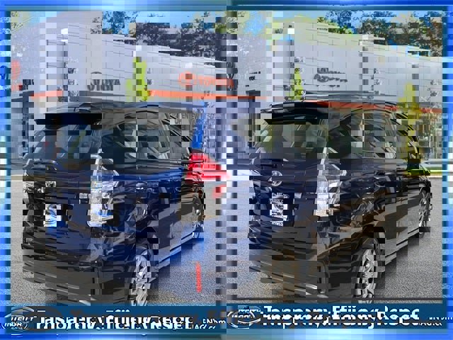 Used 2017 Toyota Prius V Four image 2