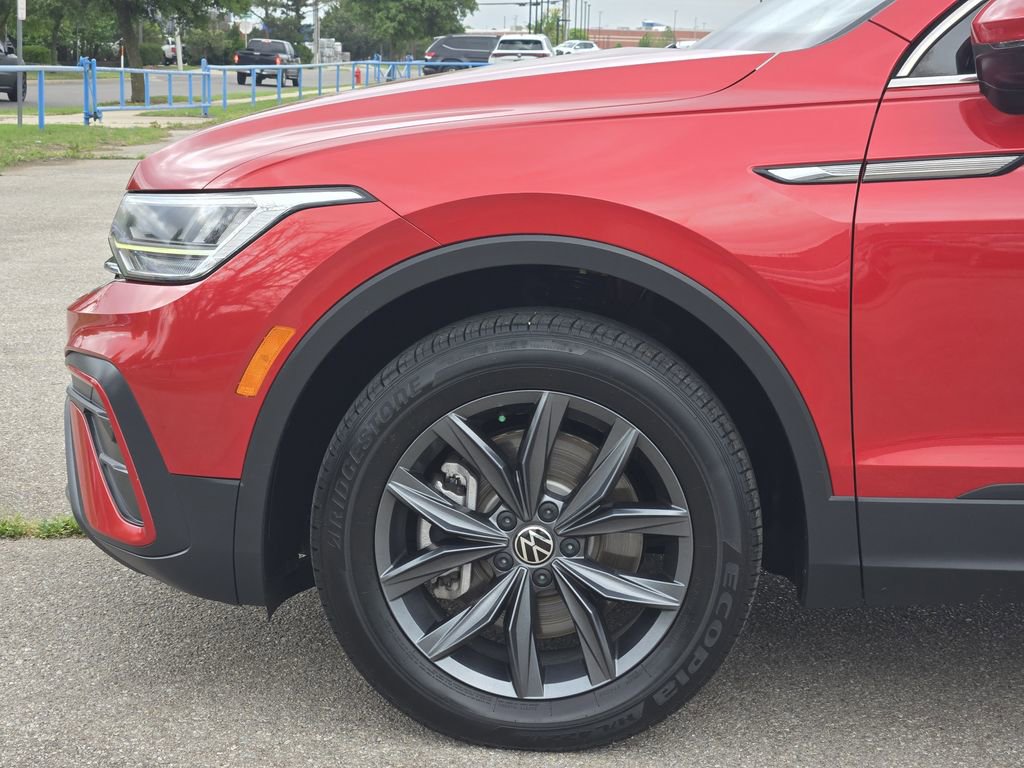 Used 2022 Volkswagen Tiguan SE w/ Panoramic Sunroof Package FWD image 8