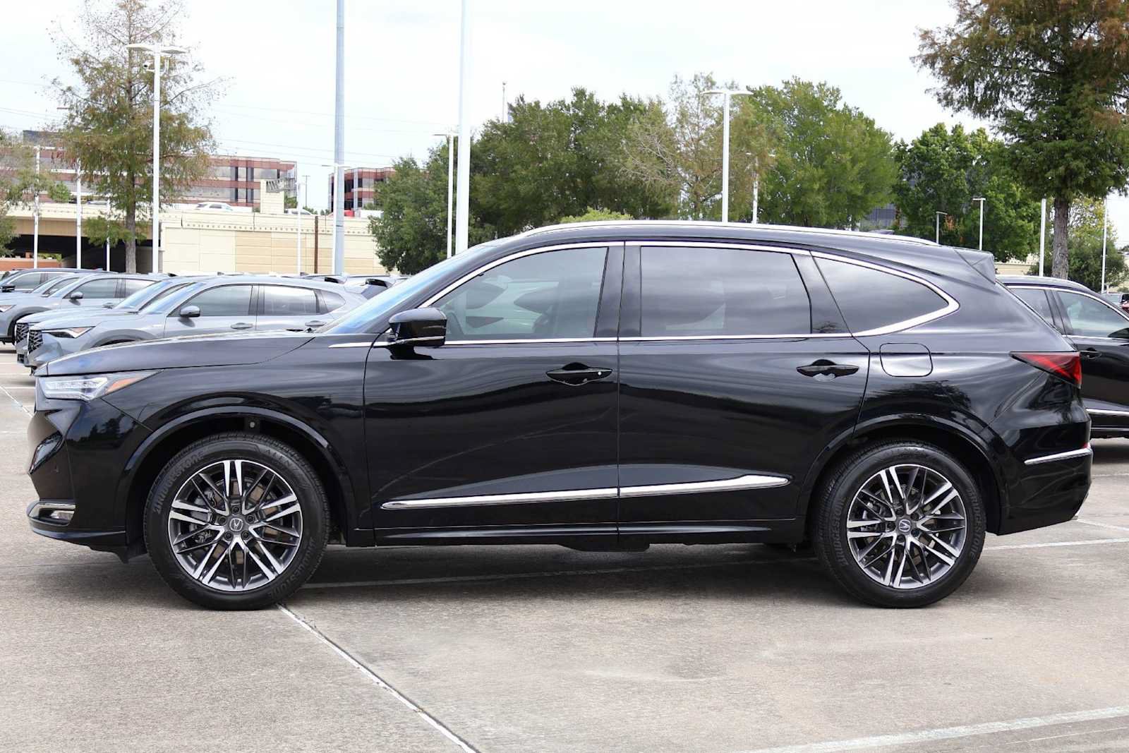 Certified 2025 Acura MDX w/ Advance Package AWD/4WD image 3