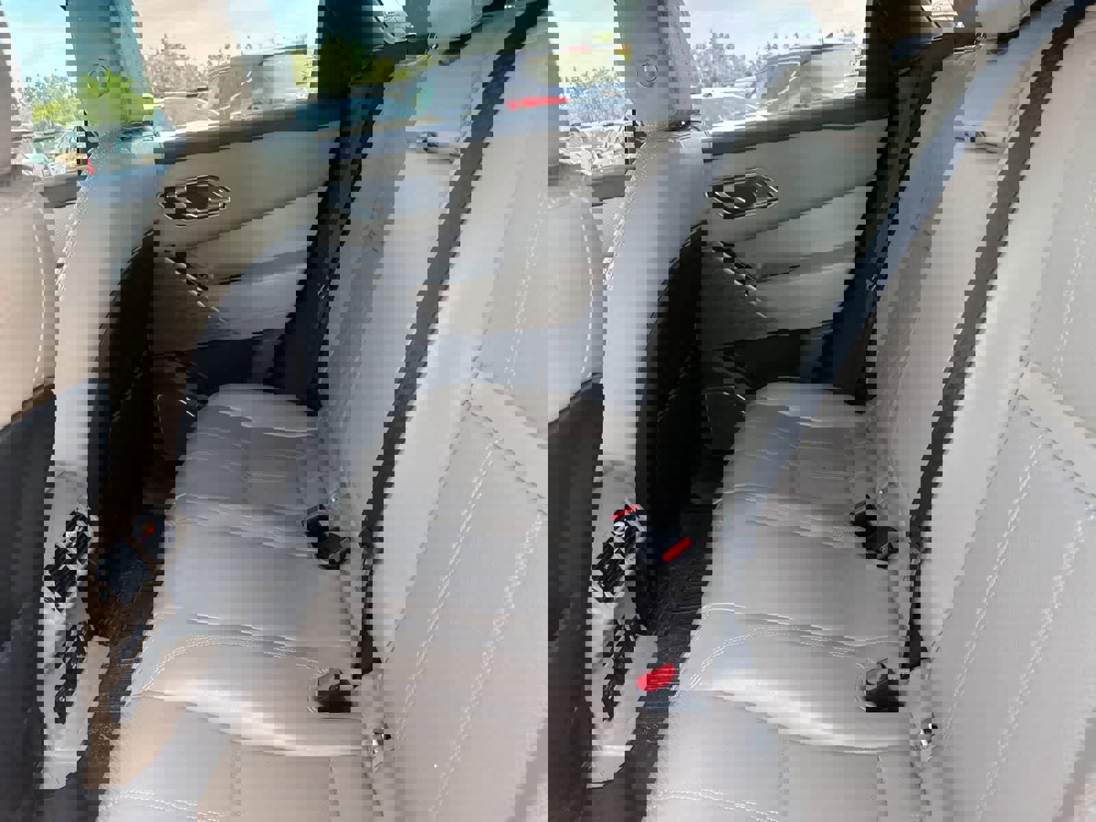 Used 2018 Land Rover Range Rover Velar R-Dynamic SE image 16