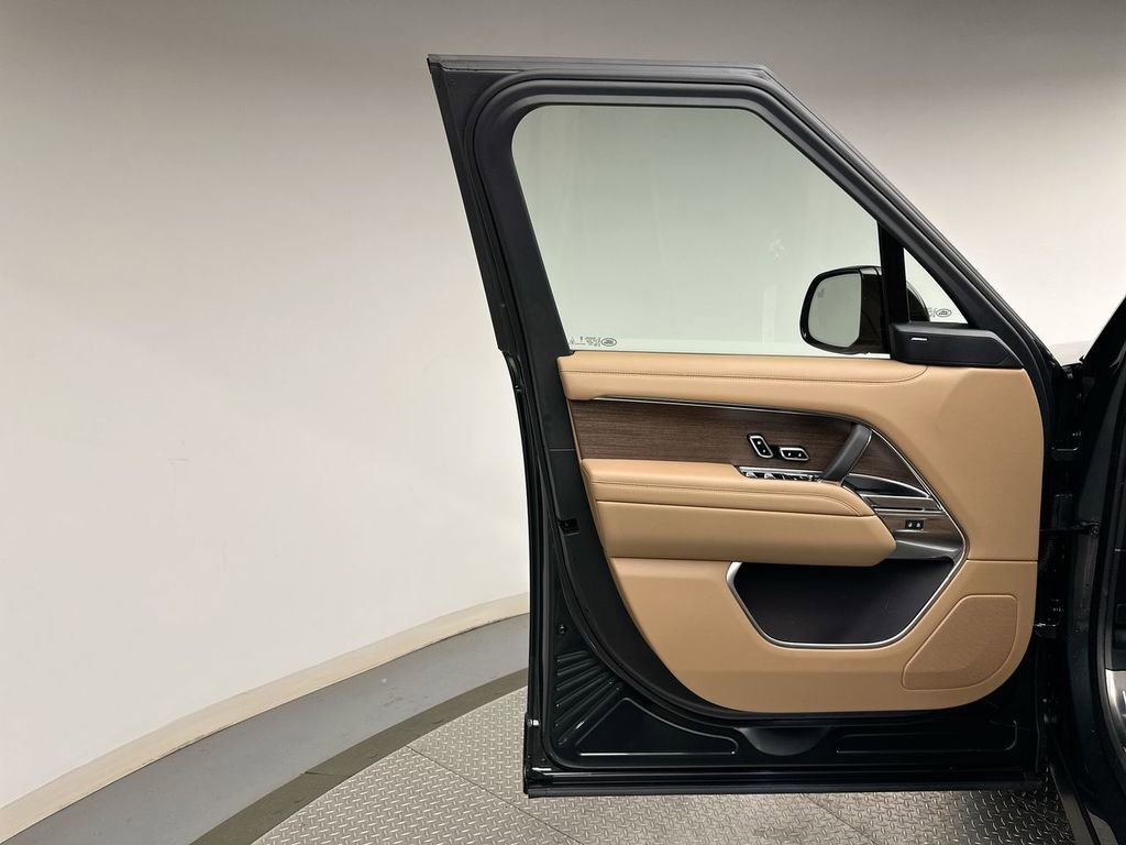 New 2026 Land Rover Range Rover SE image 17