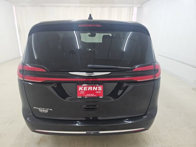 Used 2023 Chrysler Pacifica Touring-L FWD image 15