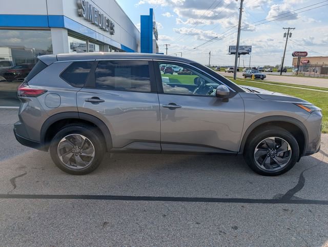 Used 2024 Nissan Rogue SV image 2