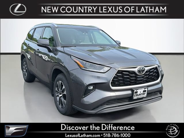 Used 2021 Toyota Highlander XLE AWD/4WD image 1